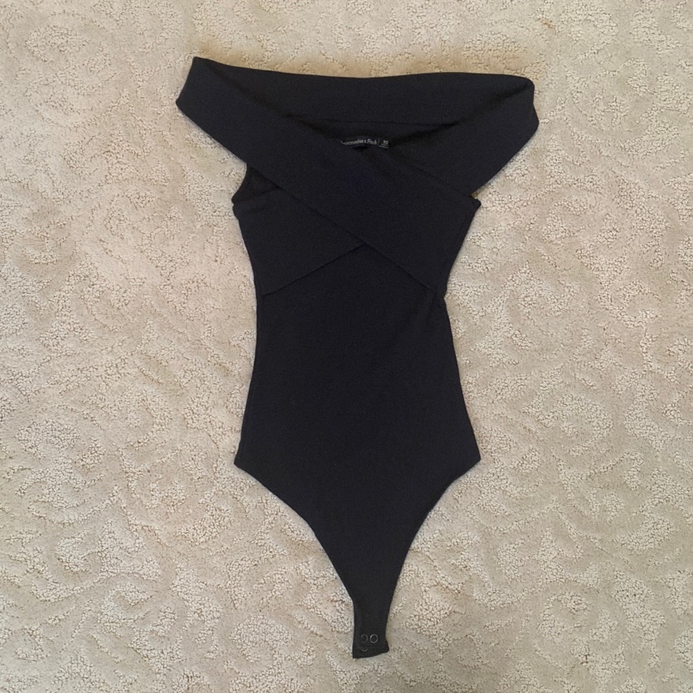 Abercrombie & Fitch black cross body suit (XS)